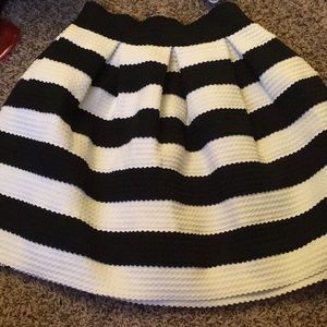 Black/white skirt